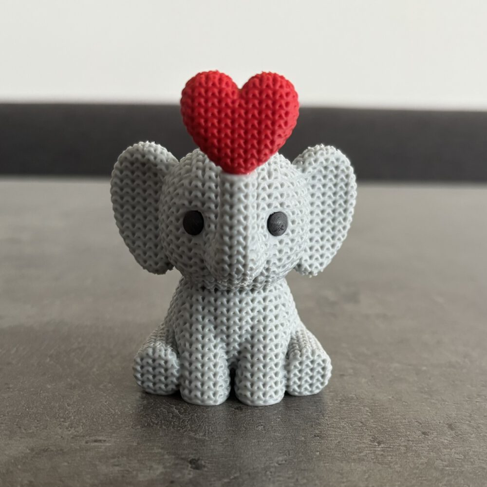 Elefant mit Herz im Strickmuster