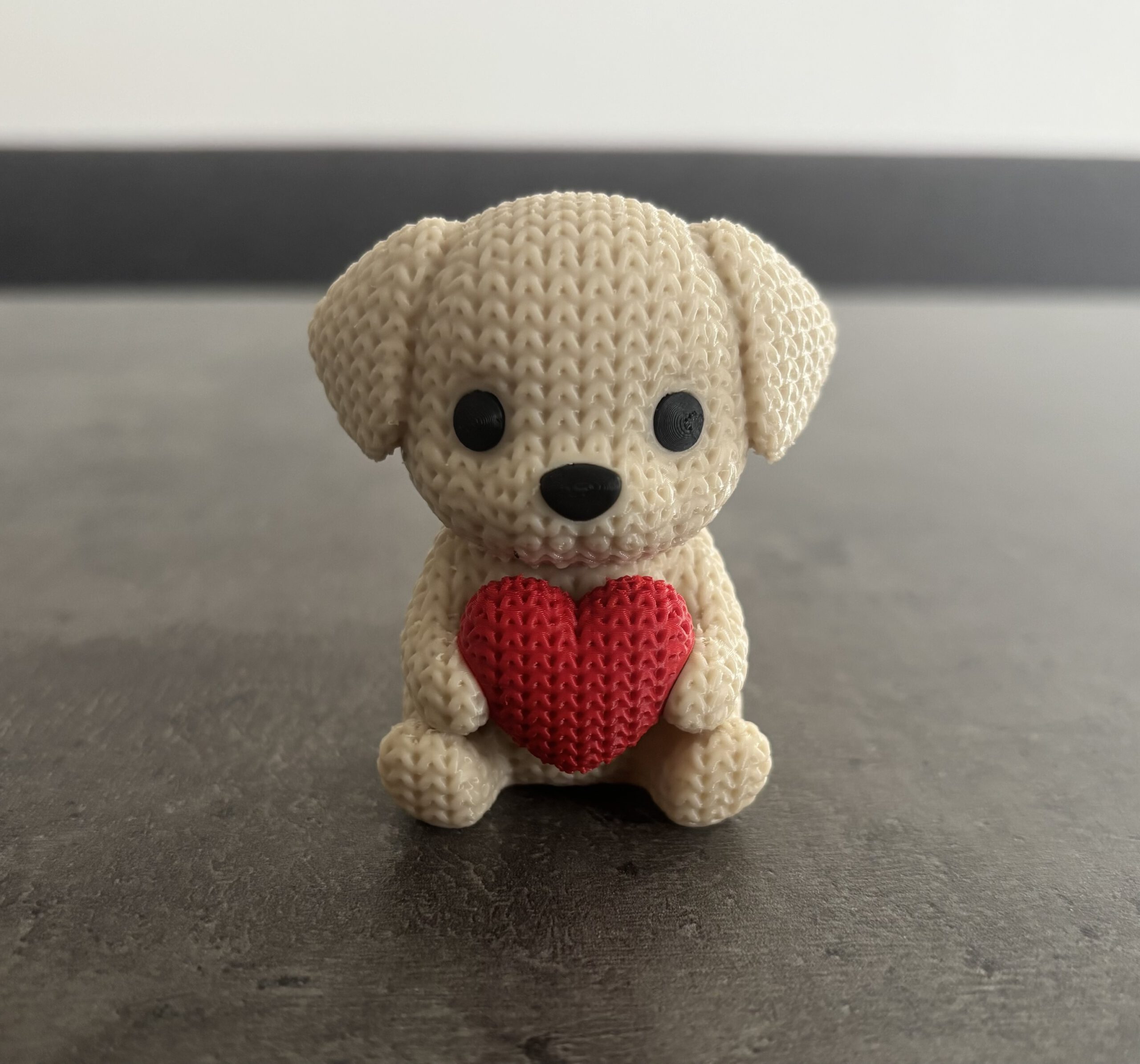 Hund mit Herz im Strickmuster