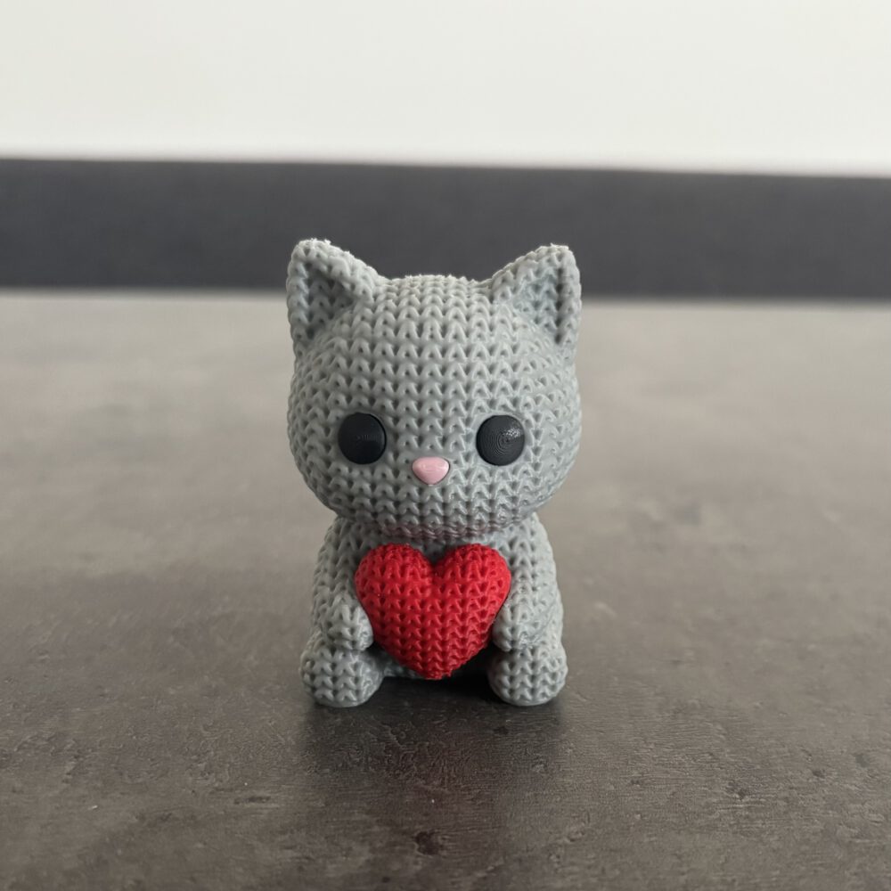 Katze mit Herz im Strickmuster