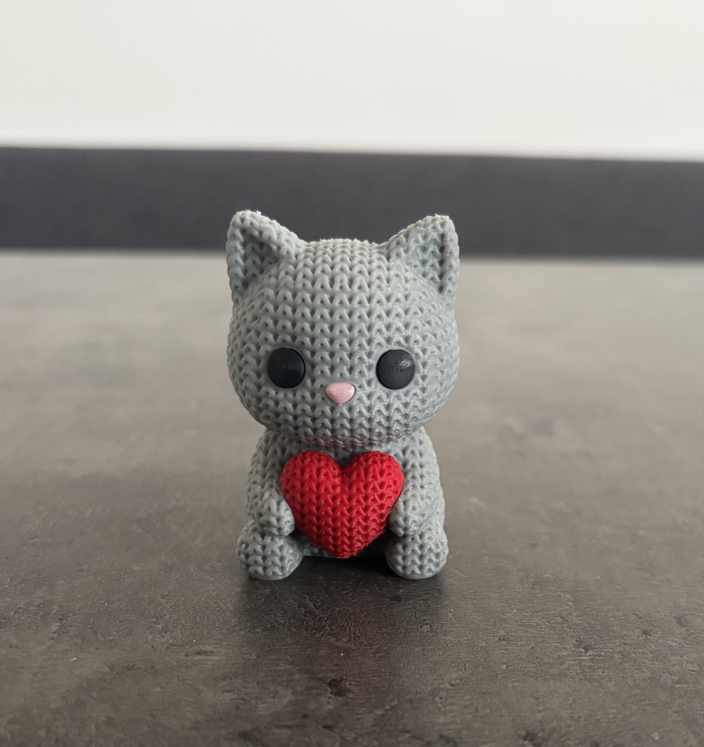 Katze mit Herz im Strickmuster